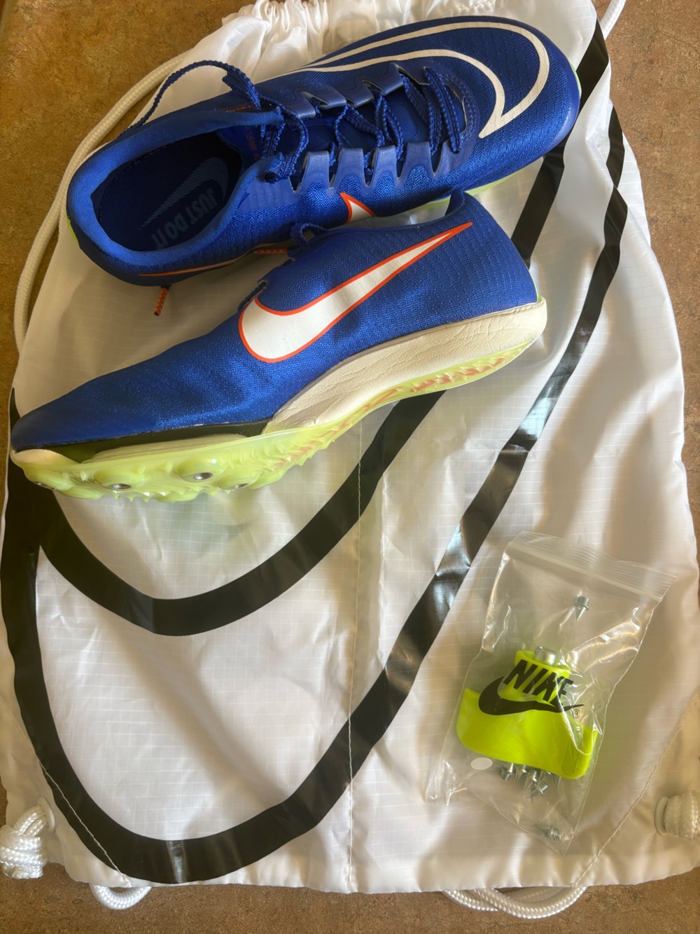 Nike zoom flywave Track Shoes with spikes
Size 4.5